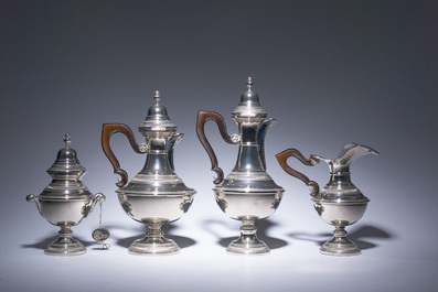 Service de quatre pi&egrave;ces avec deux plateaux de style historiciste en m&eacute;tal argent&eacute;, Milan, Italie, 20&egrave;me si&egrave;cle