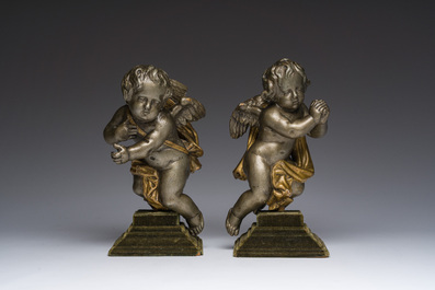 Paire de ch&eacute;rubins en bois sculpt&eacute;, argent&eacute; et dor&eacute;, 18&egrave;me/19&egrave;me si&egrave;cle