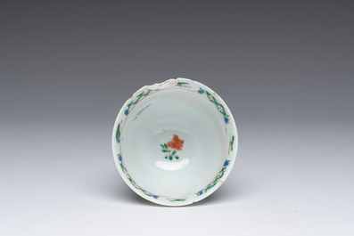 Deux assiettes en porcelaine de Chine de style Imari, une assiette famille verte &agrave; d&eacute;cor floral et une tasse &agrave; d&eacute;cor de dames et d'antiquit&eacute;s, Kangxi