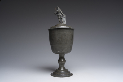 Coupe de c&eacute;r&eacute;monie ou de guilde en &eacute;tain grav&eacute;, Allemagne ou Suisse, deuxi&egrave;me moiti&eacute; du 18&egrave;me si&egrave;cle