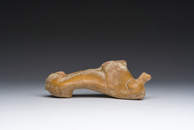 Mod&egrave;le d'un chien couch&eacute; en c&eacute;ramique &eacute;maill&eacute;e, Chine, probablement Han