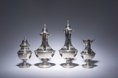 Service de quatre pi&egrave;ces avec deux plateaux de style historiciste en m&eacute;tal argent&eacute;, Milan, Italie, 20&egrave;me si&egrave;cle