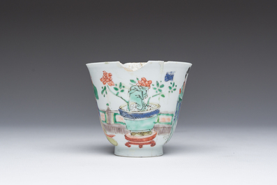 Deux assiettes en porcelaine de Chine de style Imari, une assiette famille verte &agrave; d&eacute;cor floral et une tasse &agrave; d&eacute;cor de dames et d'antiquit&eacute;s, Kangxi