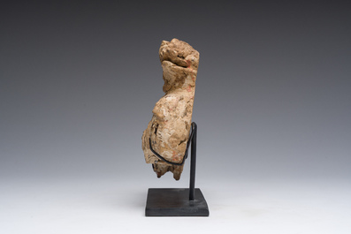 Een Chinees geglazuurd terracotta model van een draak, wellicht Tang