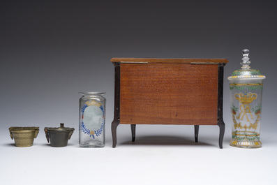 Lot vari&eacute; avec des poids de monnnaies, de la verrerie et un cabinet miniature, 19&egrave;me/20&egrave;me si&egrave;cle