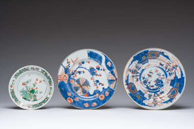 Deux assiettes en porcelaine de Chine de style Imari, une assiette famille verte &agrave; d&eacute;cor floral et une tasse &agrave; d&eacute;cor de dames et d'antiquit&eacute;s, Kangxi