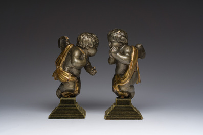 Paire de ch&eacute;rubins en bois sculpt&eacute;, argent&eacute; et dor&eacute;, 18&egrave;me/19&egrave;me si&egrave;cle