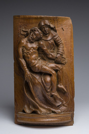 Corpus Christi en buis sculpt&eacute; et un relief figurant la Piet&agrave;, Flandres, 17&egrave;me/18&egrave;me si&egrave;cle