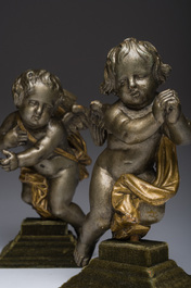 Paire de ch&eacute;rubins en bois sculpt&eacute;, argent&eacute; et dor&eacute;, 18&egrave;me/19&egrave;me si&egrave;cle