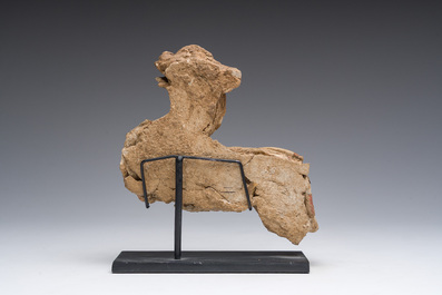 Een Chinees geglazuurd terracotta model van een draak, wellicht Tang