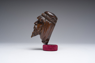 Trois sculptures en bois, dont un buste et une t&ecirc;te d'homme oriental, 17&egrave;me/19&egrave;me si&egrave;cle