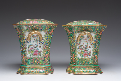 Paire de pique-fleurs en porcelaine de Chine famille rose de Canton &agrave; d&eacute;cor en relief et d'oiseaux parmi des branches fleuries, 19&egrave;me si&egrave;cle