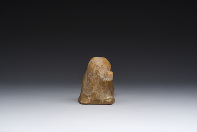 Mod&egrave;le d'un chien couch&eacute; en c&eacute;ramique &eacute;maill&eacute;e, Chine, probablement Han