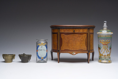 Lot vari&eacute; avec des poids de monnnaies, de la verrerie et un cabinet miniature, 19&egrave;me/20&egrave;me si&egrave;cle