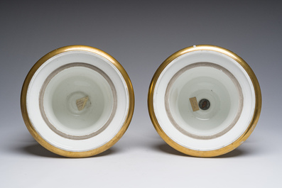 Paire de vases en porcelaine de Paris polychrome et dor&eacute;e &agrave; d&eacute;cor de sc&egrave;nes d'apr&egrave;s Teniers, France, 19&egrave;me si&egrave;cle