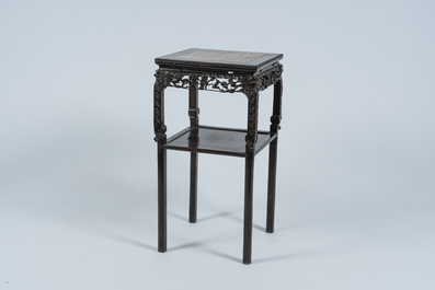 Socle de forme carr&eacute;e en bois sculpt&eacute; et ajour&eacute; au plateau en marbre, Chine, 19&egrave;me/20&egrave;me si&egrave;cle