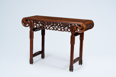 Table d'autel en bois sculpt&eacute; au plateau en bois de racine, Chine, 20&egrave;me si&egrave;cle