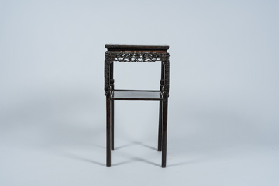 Socle de forme carr&eacute;e en bois sculpt&eacute; et ajour&eacute; au plateau en marbre, Chine, 19&egrave;me/20&egrave;me si&egrave;cle