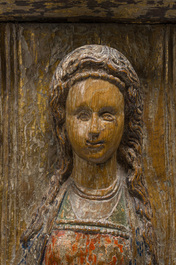 Relief en bois sculpt&eacute; et polychrom&eacute; figurant une sainte femme, Flandres, 16&egrave;me/17&egrave;me si&egrave;cle