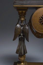 Importante pendule de style Empire en bronze patin&eacute; et dor&eacute; &agrave; cariatides ail&eacute;es, France, 19&egrave;me si&egrave;cle