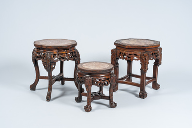 Trois socles en bois sculpt&eacute; et ajour&eacute; aux dessus en marbre, Chine, 20&egrave;me si&egrave;cle