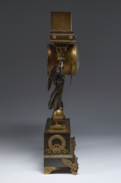 Importante pendule de style Empire en bronze patin&eacute; et dor&eacute; &agrave; cariatides ail&eacute;es, France, 19&egrave;me si&egrave;cle