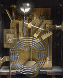 Pendule de table en bronze et bois &eacute;bonis&eacute;, Angleterre, 19&egrave;me si&egrave;cle