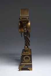 Importante pendule de style Empire en bronze patin&eacute; et dor&eacute; &agrave; cariatides ail&eacute;es, France, 19&egrave;me si&egrave;cle