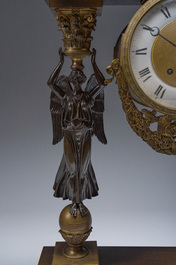 Importante pendule de style Empire en bronze patin&eacute; et dor&eacute; &agrave; cariatides ail&eacute;es, France, 19&egrave;me si&egrave;cle