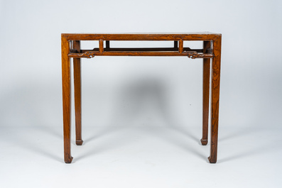 Table en bois &agrave; d&eacute;cor de t&ecirc;tes de dragon stylis&eacute;es, Chine, 19&egrave;me/20&egrave;me si&egrave;cle