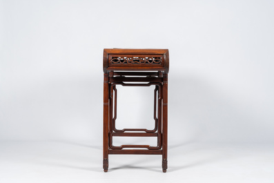 Table d'autel en bois sculpt&eacute; au plateau en bois de racine, Chine, 20&egrave;me si&egrave;cle