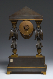 Importante pendule de style Empire en bronze patin&eacute; et dor&eacute; &agrave; cariatides ail&eacute;es, France, 19&egrave;me si&egrave;cle