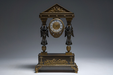 Importante pendule de style Empire en bronze patin&eacute; et dor&eacute; &agrave; cariatides ail&eacute;es, France, 19&egrave;me si&egrave;cle