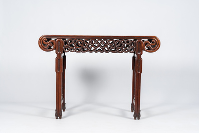 Table d'autel en bois sculpt&eacute; au plateau en bois de racine, Chine, 20&egrave;me si&egrave;cle