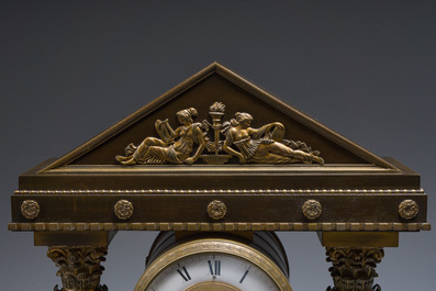 Importante pendule de style Empire en bronze patin&eacute; et dor&eacute; &agrave; cariatides ail&eacute;es, France, 19&egrave;me si&egrave;cle