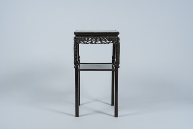 Socle de forme carr&eacute;e en bois sculpt&eacute; et ajour&eacute; au plateau en marbre, Chine, 19&egrave;me/20&egrave;me si&egrave;cle