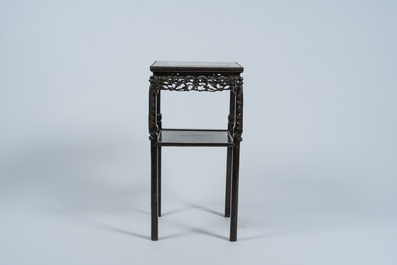 Socle de forme carr&eacute;e en bois sculpt&eacute; et ajour&eacute; au plateau en marbre, Chine, 19&egrave;me/20&egrave;me si&egrave;cle