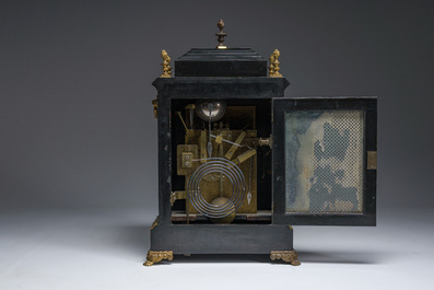 Pendule de table en bronze et bois &eacute;bonis&eacute;, Angleterre, 19&egrave;me si&egrave;cle