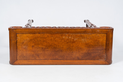 Table d'autel en bois sculpt&eacute; au plateau en bois de racine, Chine, 20&egrave;me si&egrave;cle