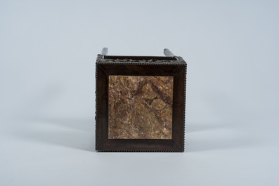 Socle de forme carr&eacute;e en bois sculpt&eacute; et ajour&eacute; au plateau en marbre, Chine, 19&egrave;me/20&egrave;me si&egrave;cle