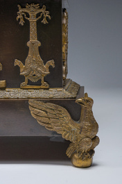 Importante pendule de style Empire en bronze patin&eacute; et dor&eacute; &agrave; cariatides ail&eacute;es, France, 19&egrave;me si&egrave;cle