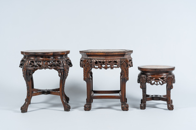 Trois socles en bois sculpt&eacute; et ajour&eacute; aux dessus en marbre, Chine, 20&egrave;me si&egrave;cle