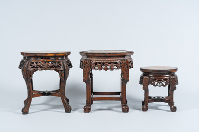 Trois socles en bois sculpt&eacute; et ajour&eacute; aux dessus en marbre, Chine, 20&egrave;me si&egrave;cle