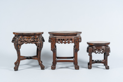 Trois socles en bois sculpt&eacute; et ajour&eacute; aux dessus en marbre, Chine, 20&egrave;me si&egrave;cle