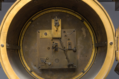 Importante pendule de style Empire en bronze patin&eacute; et dor&eacute; &agrave; cariatides ail&eacute;es, France, 19&egrave;me si&egrave;cle