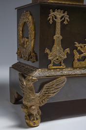 Importante pendule de style Empire en bronze patin&eacute; et dor&eacute; &agrave; cariatides ail&eacute;es, France, 19&egrave;me si&egrave;cle