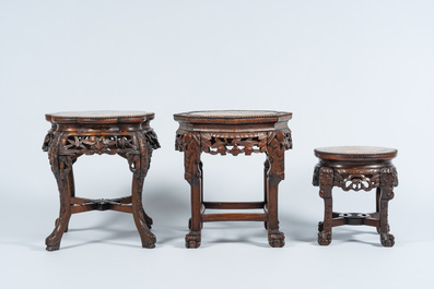 Trois socles en bois sculpt&eacute; et ajour&eacute; aux dessus en marbre, Chine, 20&egrave;me si&egrave;cle