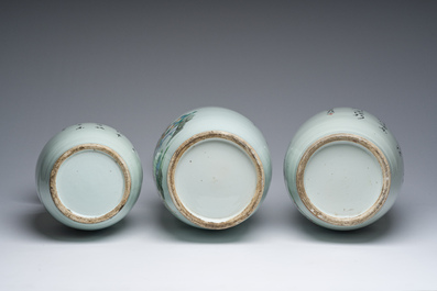 Trois vases en porcelaine de Chine famille rose &agrave; d&eacute;cor de femmes et de gar&ccedil;ons dans un jardin, 19&egrave;me/20&egrave;me si&egrave;cle