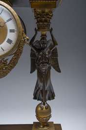 Importante pendule de style Empire en bronze patin&eacute; et dor&eacute; &agrave; cariatides ail&eacute;es, France, 19&egrave;me si&egrave;cle
