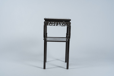 Socle de forme carr&eacute;e en bois sculpt&eacute; et ajour&eacute; au plateau en marbre, Chine, 19&egrave;me/20&egrave;me si&egrave;cle